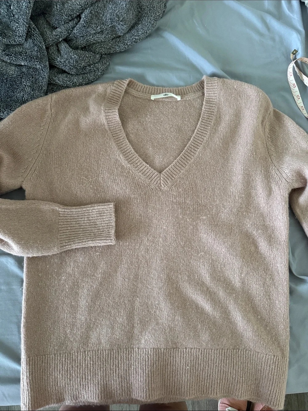 ALO Wool Cashmere New Class Oversized V-Neck Sweater, Chai Latte, size XS